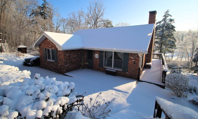 Friedens Cottage | Lois Lane Streamside Cottage with Ol' Time Swimming Hole