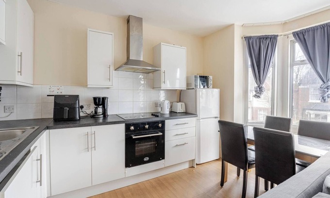 Addiscombe Apartment | London 2 Bed Sleeps 5 to 6 Netflix Family Friendly