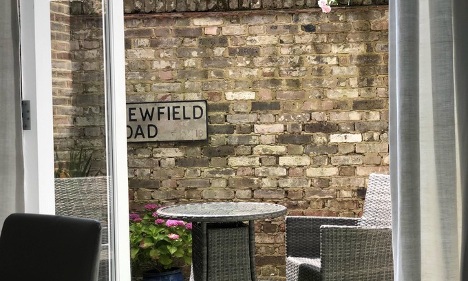 East Putney Apartment | London-apartment-sleeps2-privateentrance