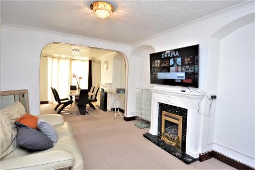 River House | London Deluxe 3 Bedroom House with parking space