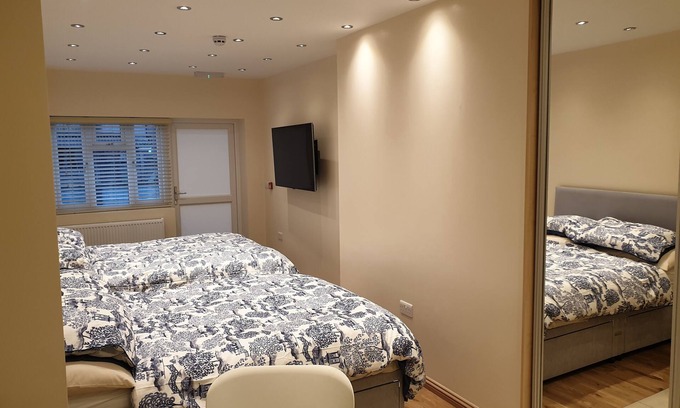 Valentines Apartment | London Luxury 2 bed studio 4 mins from Ilford Station