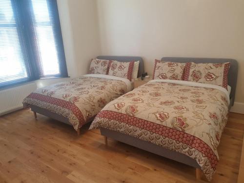 Valentines Apartment | London Luxury 2 Bedroom Flat 5min walk from Overground, with FREE WIFI, FREE PARKING-Sleeps x6
