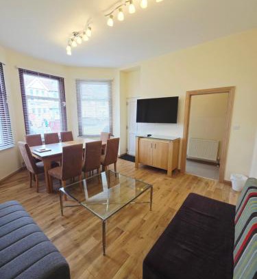 Valentines Apartment | London Luxury 3 bedroom flat, free parking, garden, sleeps x10, Close to Tube