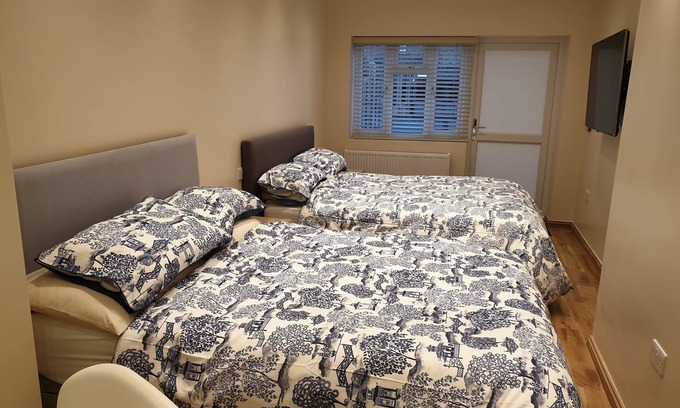 Valentines Apartment | London Luxury 3 Bedroom with 3 On suite Bathrooms and Free Parking Close to Tube