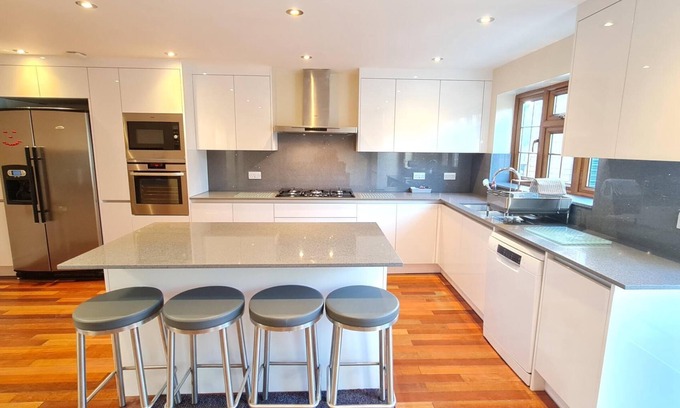 Cranbrook House | London Luxury House Sleeps 16 , Close to Tube, Free Parking, Garden, Free Wifi