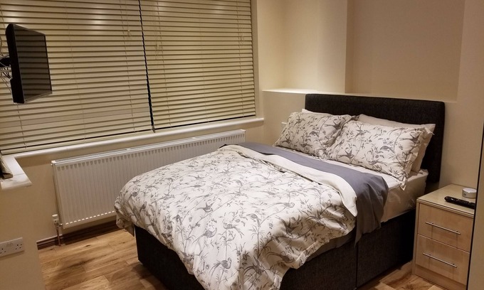 Clayhall Apartment | London Luxury Studio Flat #1 Orchid Apartment 1 minute from Underground Sleeps 2