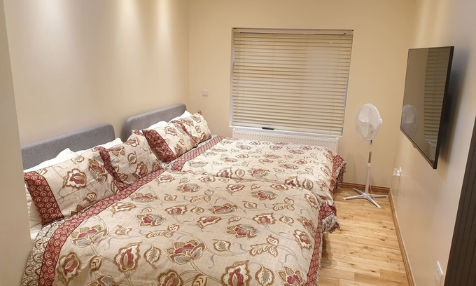 Redbridge Apartment | London Luxury Studio Flat #2 Buttercup Apt Sleeps 4 , 1 min from Underground