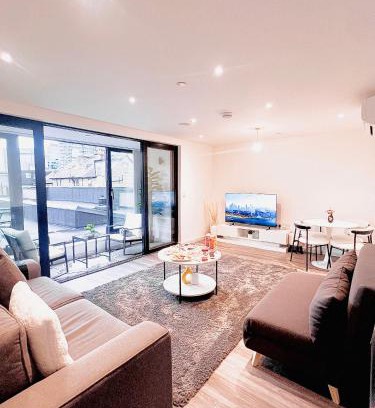 London Borough of Hounslow Apartment | London LUXXE Apartments with Parking, Prime Location