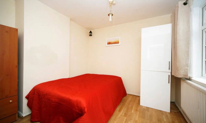 Grove Green Bed & Breakfast | London Smart Economy Single near Metro Central Line