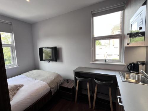 Coppetts Apartment | London Studio Retreat - Colney Hatch Lane