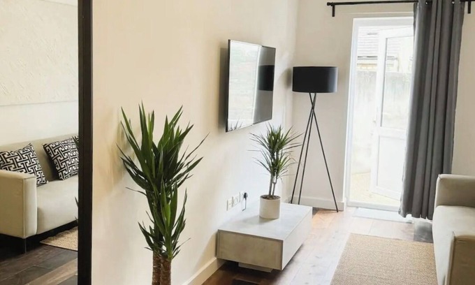 New Cross Apartment | London Stylish 1 Bedroom Apartment with Garden