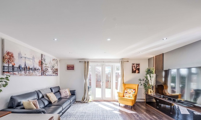 Dartford House | London Suburb Home, Sleeps 7 - Great Connections