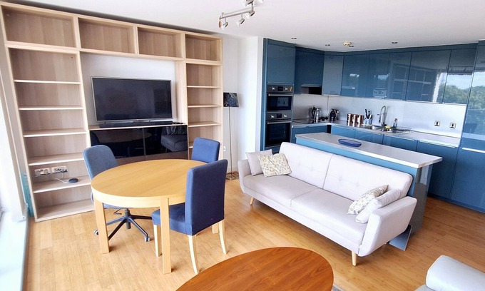 Gascoigne Apartment | London Urban living apartment with riverview