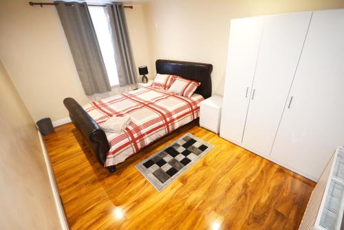 Leabridge Apartment | London Zone 2 Three Bedroom Apartment