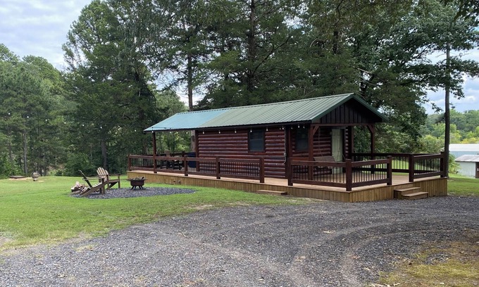 Battiest Cabin | Lone Oak-Sm Cozy 2 person cabin on a hill, Hot Tub, Fire Pit & Wood, Free WIFI