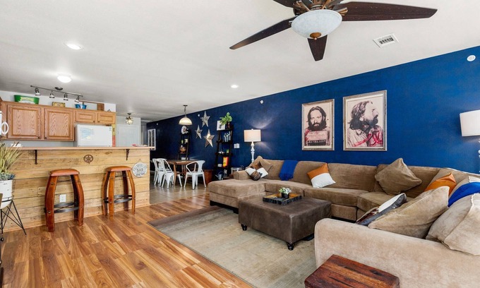 New Braunfels Condo | Lone Star Charm | Texas-Inspired Condo | Pool & Hot Tub | River Access | Walk to Schlitterbahn | Pet