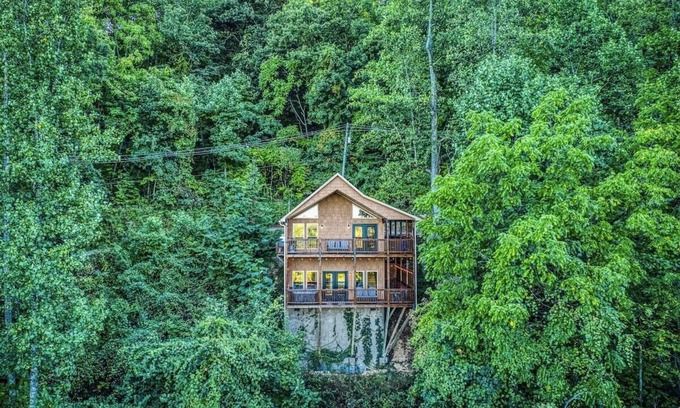 Gatlinburg - Pigeon Forge Cabin | Lonesome Pine Lodge| Dog Friendly~Views~Hot Tub