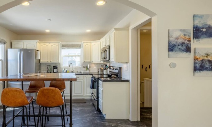 South Salt Lake House | *Long stays Welcome* + Close to Downtown + Utopia Home