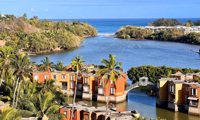 Port Chambly Apartment | Long term, Riverfront apartment - Port Chambly, pool and Spa