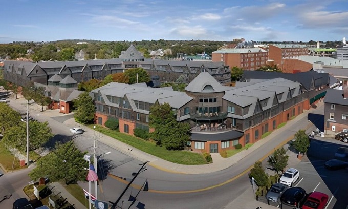 The Point Resort | Long Wharf Resort! 3 Bedroom Deluxe Condo, Sleeps 8 in Downtown Newport.
