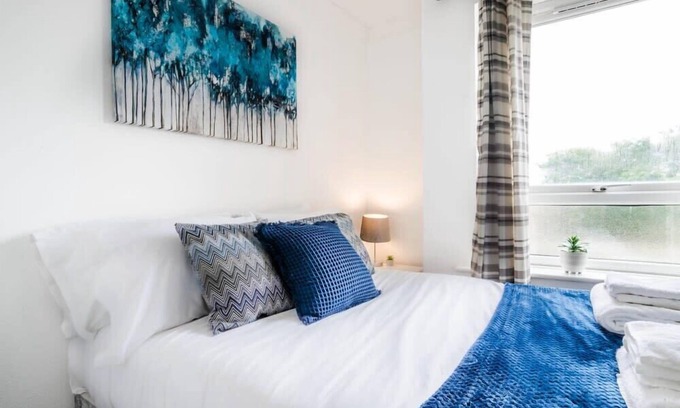 Horley Apartment | Longbridge Apartment Close to Gatwick