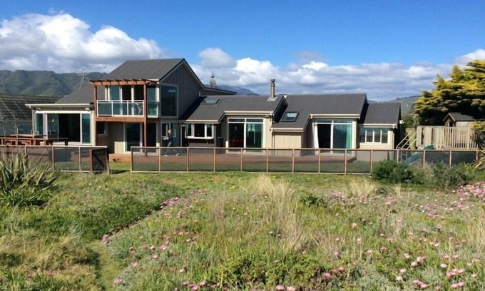 Waikanae House | LONGSHORE: Absolute beachfront, spa pool, tennis court, swimming pool and more!