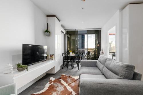 Melbourne Central Business District Apartment | Lonsdale Luxury - Melbourne Views, Gym, Pool