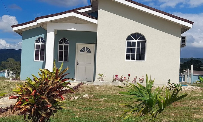 Lacovia House | Loodik Vacation Home Brompton Manor