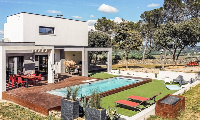 Bagnols-sur-Ceze House | Look forward to your comfortable vacation in this beautiful and spacious vacation home with swimming