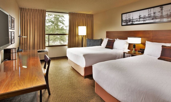 Wilburton House | Look No Further! 2 Classy Units, Pool, Free Parking, Near Bellevue Square