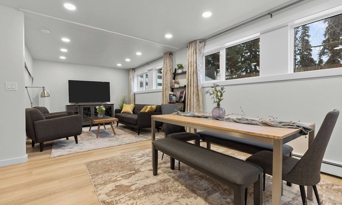 South Addition House | Look no further! Anchorage's Best Stay is Here. Next to Downtown & Free Parking!