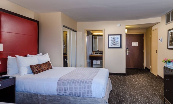 Dupont Circle Hotel | Look No Further! Experience a Relaxing Getaway! w/Parking, Pets are Allowed!