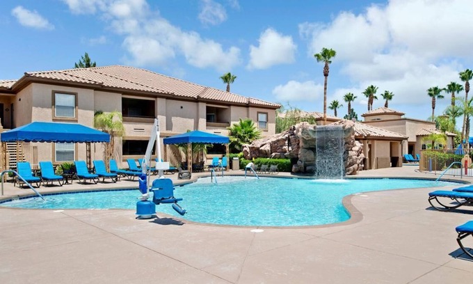Las Vegas Resort | Look No Further! Free Parking, Pool and Spa Tub