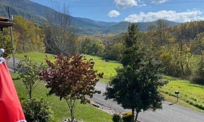 Gatlinburg - Pigeon Forge House | LOOK! Peaceful, updated family cabin! Hot tub/View/Porches/Location/EV charger!