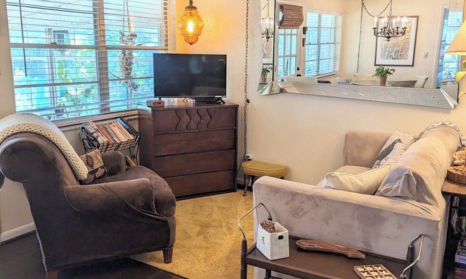 Crescent City House | Looking for a quiet place to stay? Consider The Ollie Vee in Crescent City, FL