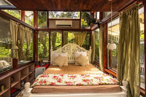 Alwaye House | Looking Glass by Roamhome