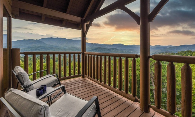 Gatlinburg - Pigeon Forge Cabin | Lookout Landing! Recently Updated! Views & Memories Galore