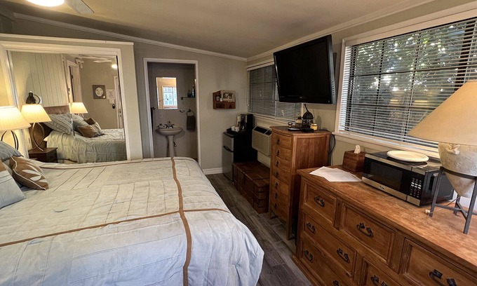 Westchester House | Los Angeles. Comfortable, clean Guest House just north of LAX