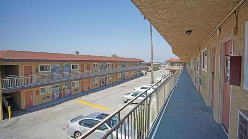 West Athens Hotel | Los Angeles Inn & Suites - LAX