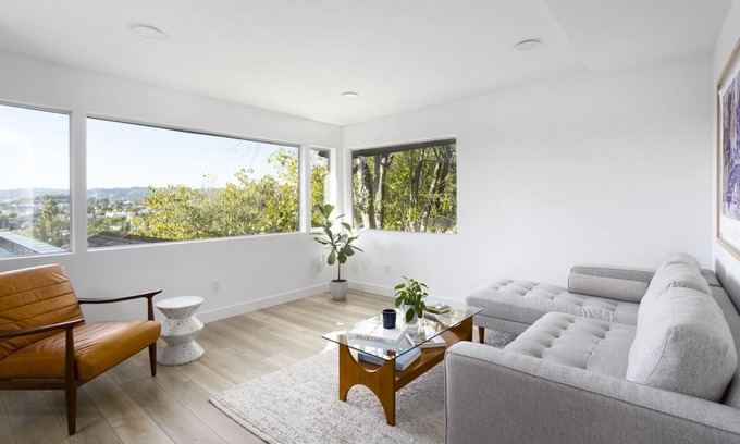Los Feliz Apartment | Los Feliz Luxury Apartment in Hills - Large Private Deck & Parking