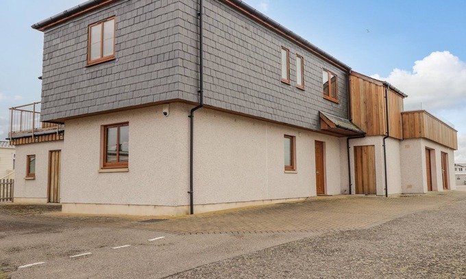 Lossiemouth Cottage | LOSSIEMOUTH BAY COTTAGE, family friendly, with pool in Lossiemouth