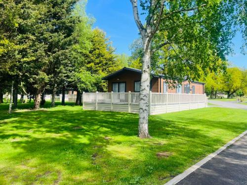 Allerthorpe House | Lotus Lodge with Hot Tub