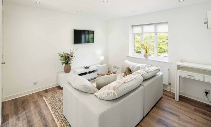Loughton Apartment | Loughton Hideaway: Cozy 1BD Near Tube and Nature