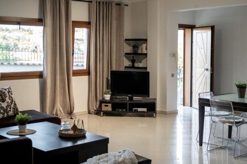 Pylaia-Chortiatis Apartment | Loui's Garden House