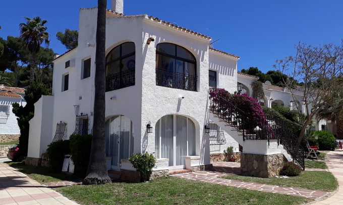 Javea Apartment | Love 2 bed apartment. Sleeps 4 with wifi, satellite TV and pool.
