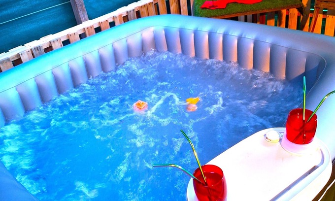 Grasse Ski Chalet | Love Coco Pour les Amoureux Jacuzzi