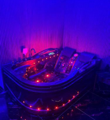 Militari Apartment | Love & Jacuzzi
