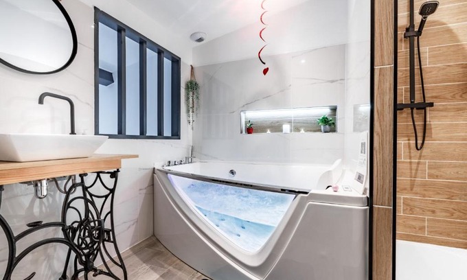 Ambronay Apartment | Love Loft Spa