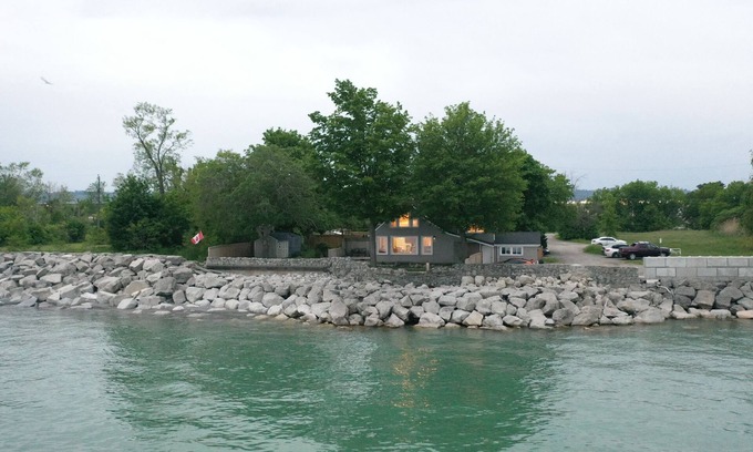 Stoney Creek Bed & Breakfast | "Love on the Lake" Lakefront Updated Cottage