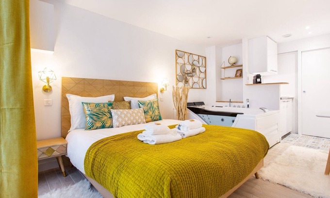 Batignolles Apartment | Love room - 2P with Jacuzzi